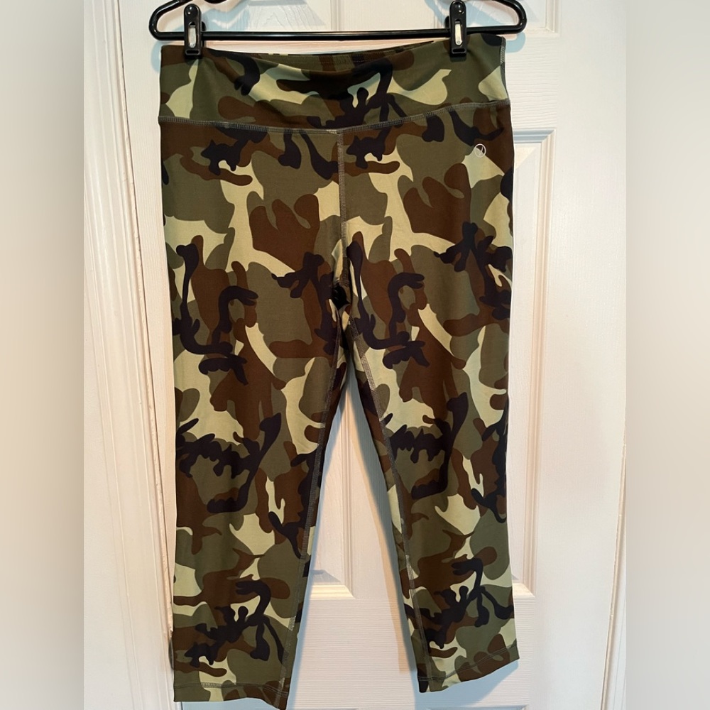 VOGO Athletica Camouflage Capris Size Large